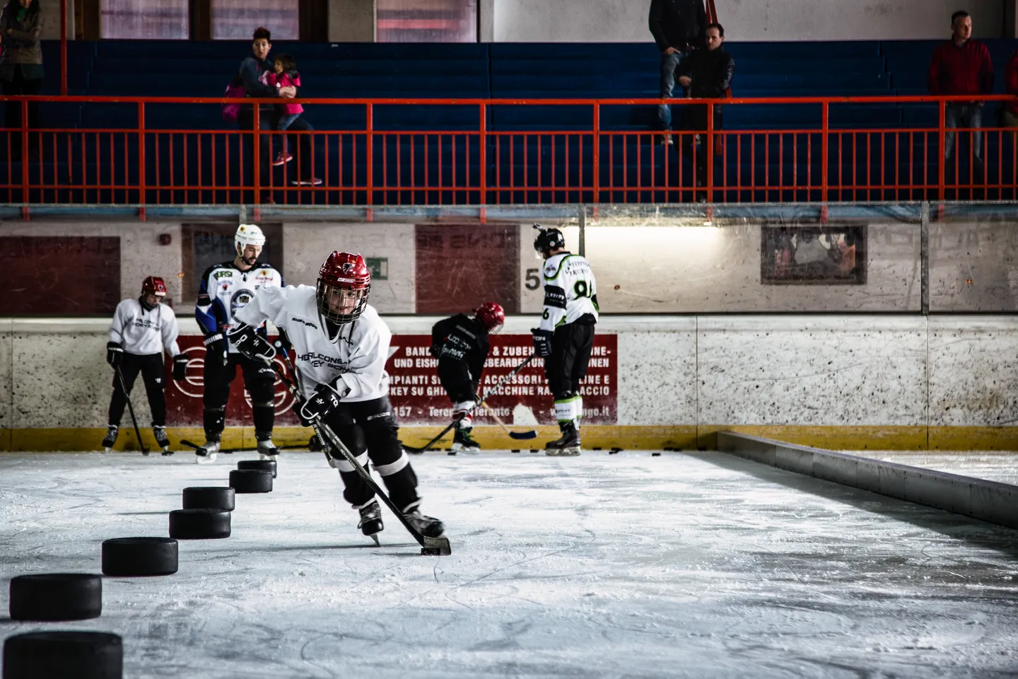Ein Nachwuchsspieler führt den Puck durch einen Übungsparcours.